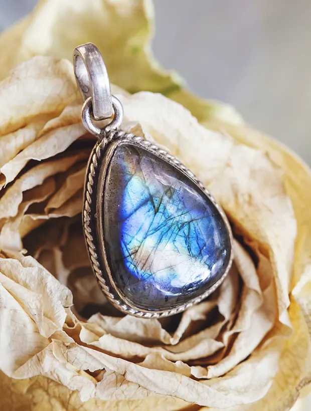 Bijoux en labradorite aux reflets irises magiques